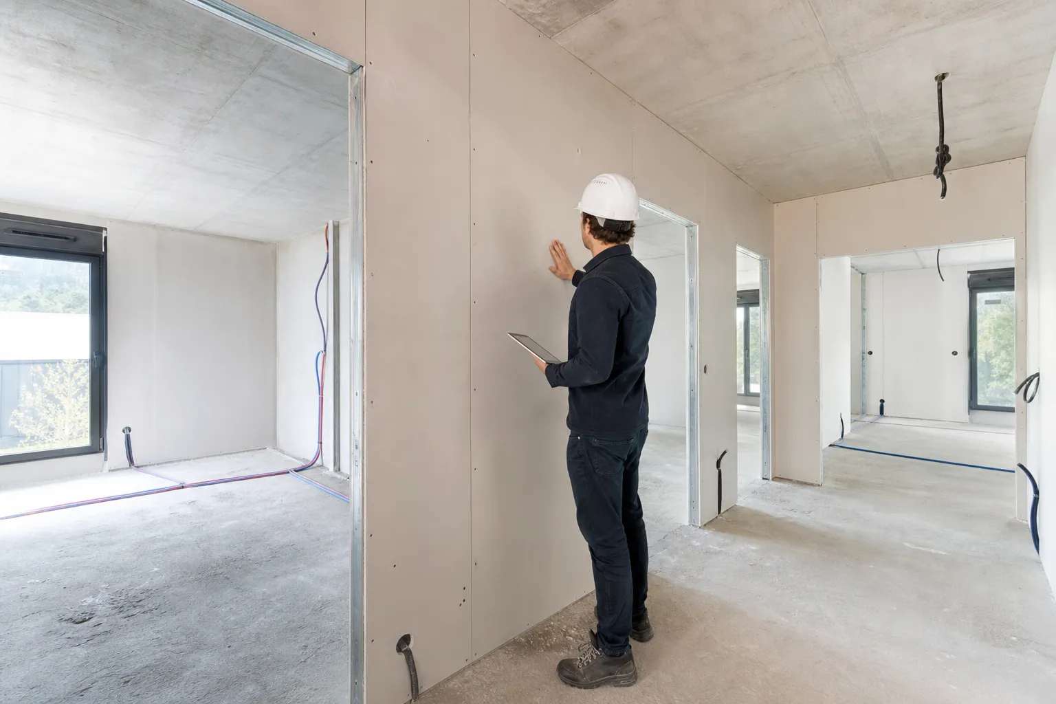 Visite cloisons VEFA, expert en bâtiment inspectant un appartement neuf dans les Yvelines